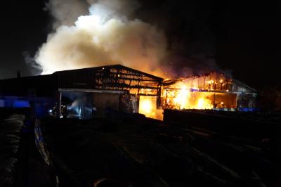 Ueber 120 Einsatzkraefte von mehreren Feuerwehren bekaempfen Grossbrand auf Bauernhof